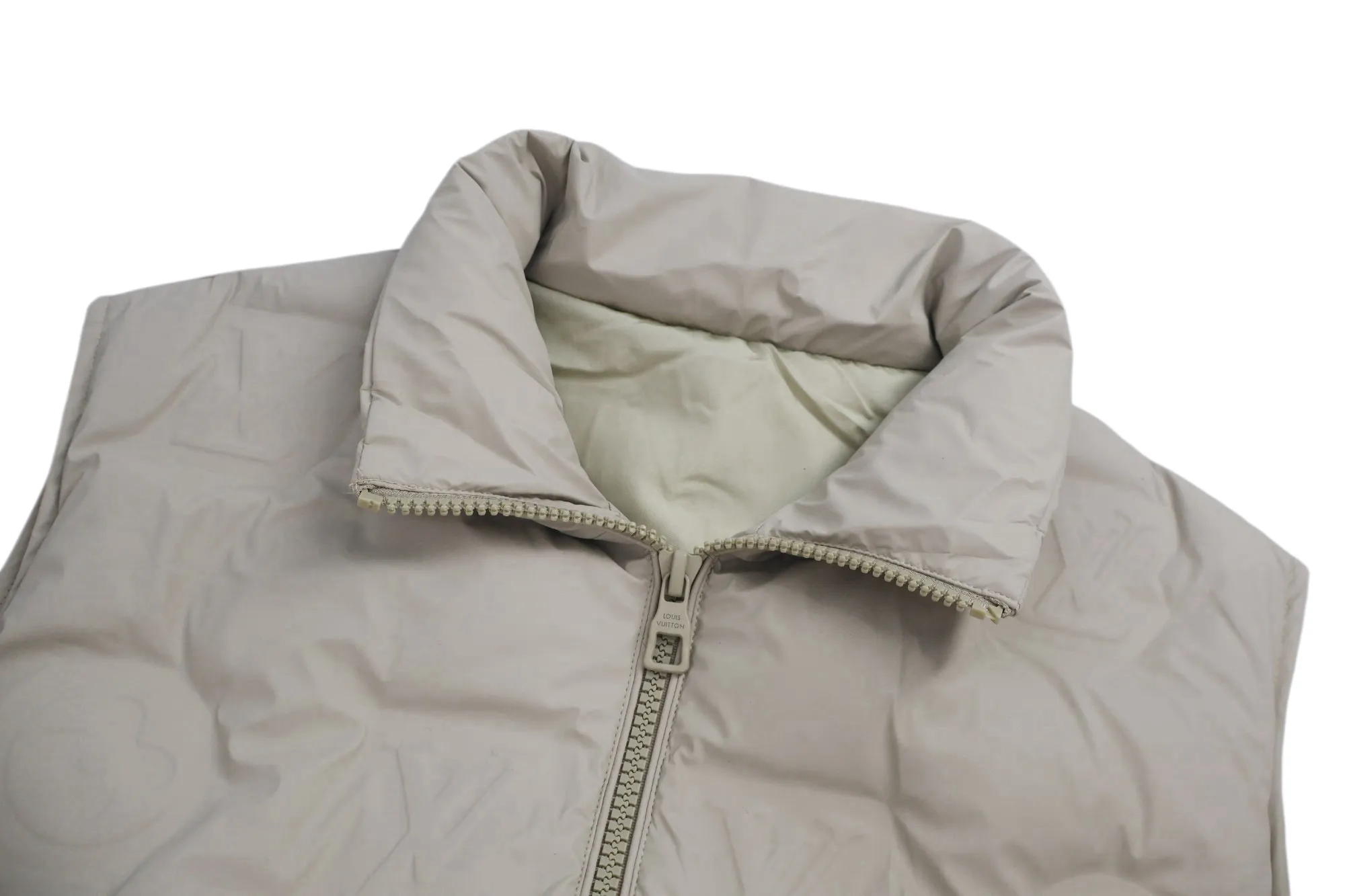 🅿️1100 1v Technical Leather Embossed Embossed Down Vest (Apricot) This waist jacket is a technical leather full-width embossed Monogram pattern. The outer fabric is made of 100% nylon with a black technical leather coating, and the other lining is 84% ​​polyester fiber + 16% nylon blended fabric. The national standard 480g 90% goose down filling has good fluffiness and no sense of oppression when worn on the body. The slim fit makes you slim and avoids bloat. The design concept is very outstanding. It comes from vacuum filling technology, which increases the air barrier and maintains the original softness, elasticity and feel of down. It has an anti-drilling design, three layers of anti-drilling fabrics, four layers of locking velvet technology, and an embossed process on the face. Stand collar and elastic cuffs enhance comfort. Molded hardware zipper pullers, molded engraved eyelets at the hem tightening area, adjustable elastic drawstrings, exclusive heavy-duty style. Size:50-52-54-56